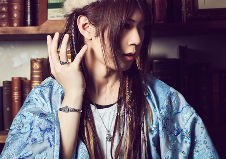 亜沙さんシルバーリング着用写真