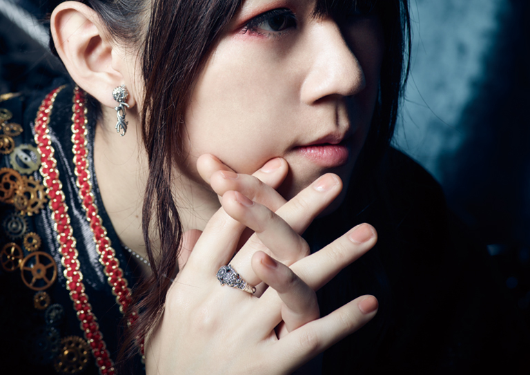 亜沙さんシルバーリング着用写真