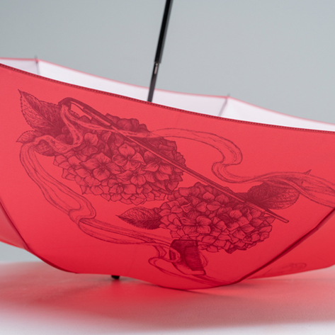 色にもこだわり、表面は『茜色』天候により表面へのデザインの透け具合も異なり、色の変化も楽しめる。