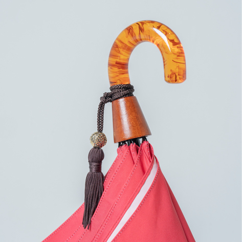 べっこう風の曲がり持ち手を使用。衝撃に強く耐久性の高い木材である楓とアクリル樹脂を組み合わせた持ち手です。※タッセルは限定タイプ